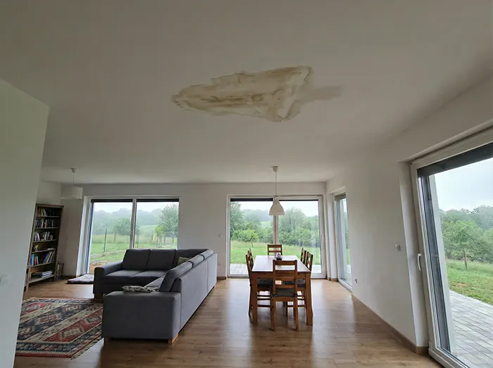 Curenje krova dovodi do vlage na plafonu - Krovopokrivač popravak krovova Đakovo Osijek