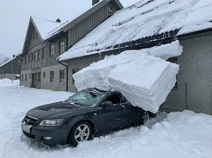 S krova bez snjegobrana je pao snjeg i unišioo auto Krovna limarija Đakovo