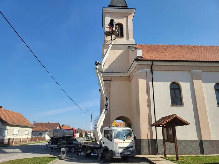 Pranje crkve u Selcima Đakovačkim Temeljita priprema fasade prije bojanja