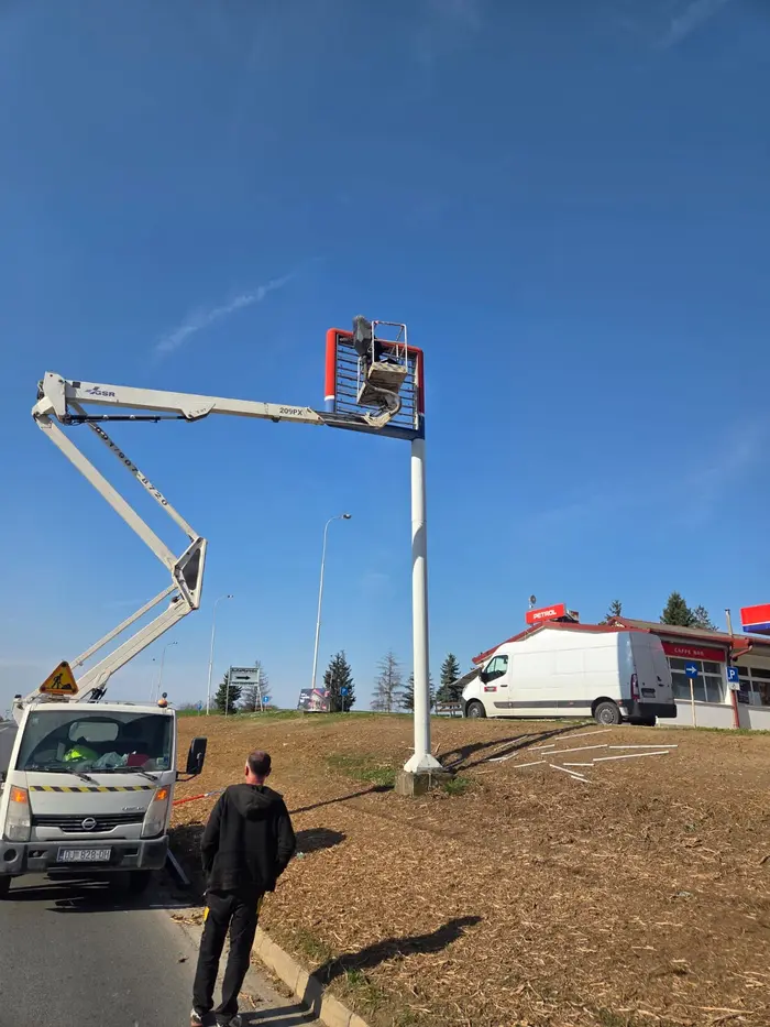 Radovi na visini: Održavanje reklamnog znaka na Petrolu u Satnici Đakovačkoj 1 autokosara za rad na visini ip bau dakovo