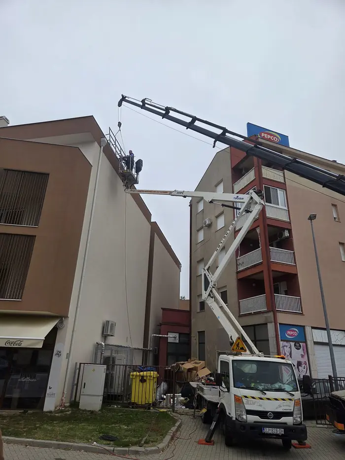 Opšivanje dimnjaka Đakovo: Trajna zaštita i moderan izgled vašeg krova 2 limarski radovi na zgradi pomocu auto kosare