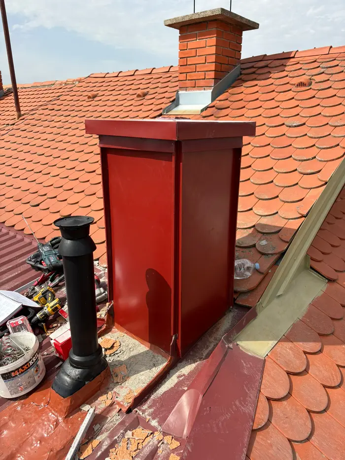 Opšivanje dimnjaka Đakovo: Trajna zaštita i moderan izgled vašeg krova 1 oblaganje dimnjaka crvenim limom na krovu