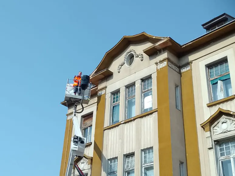 Čišćenje oluka na zgradi FINA Đakovo: Brza i sigurna intervencija u strogom centru 1 radovi-na-visini-auto-dizalicom-na-staroj-zgradi