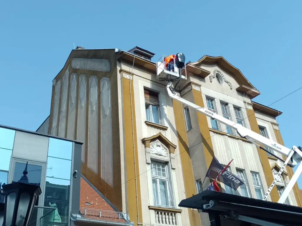 Čišćenje oluka na zgradi FINA Đakovo: Brza i sigurna intervencija u strogom centru 2 Fina Đakovo Čišćenje oluka