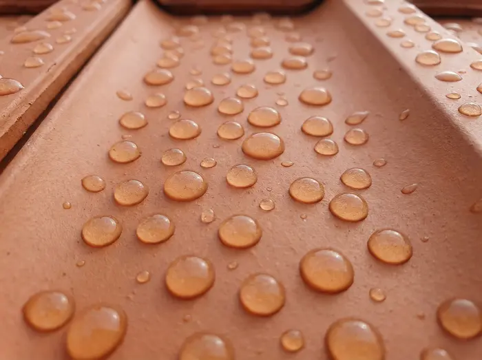 Pranje krova ili Novi krov: Zašto platiti 20.700 eura kada ne morate? 3 Kapljice kiše klize s crijepa nakon procesa silikonizacije i nano impregnacije krova.