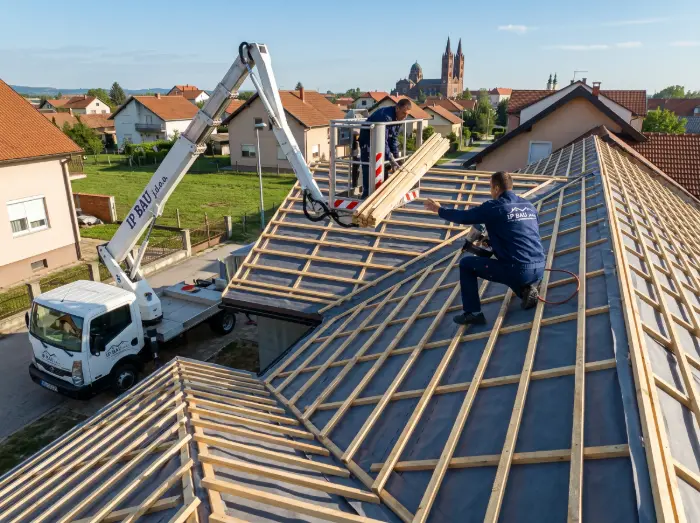 Drvena krovna konstrukcija s postavljenom paropropusnom folijom - Kovopokrivač Đakovo - IP BAU