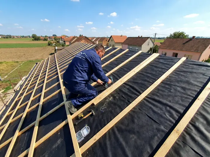 Krovopokrivač Đakovo i izrada krova Đakovo IP BAU postavljanje letava na foliju