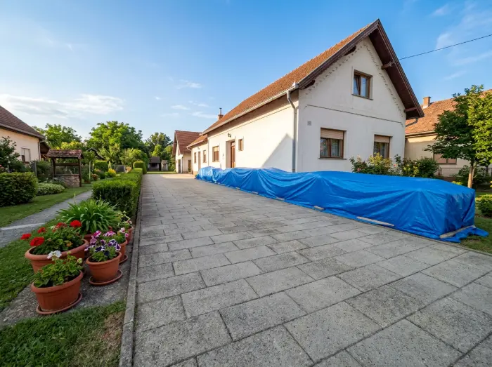 Zaštita dvorišta i pokrivanje biljaka - Krovopokrivač Đakovo - IP BAU