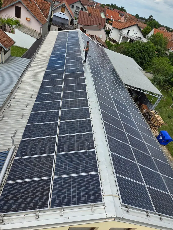 pranje i ciscenje solarnih panela na metalnom krovu