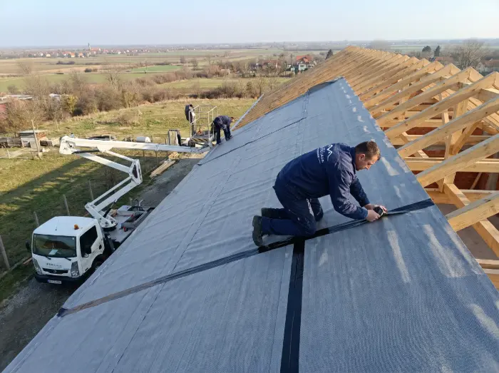 Zašto su krovne folije i paropropusne membrane obavezne kod novog krova? 7 Detalj ljepljenja preklopa krovne folije specijalnom trakom - Krovopokrivač Đakovo 2 - IP BAU