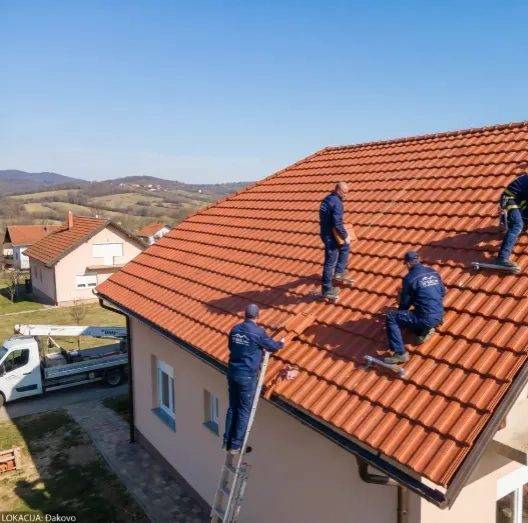 Kosi krov i ravni krov usporedba: Prednosti, mane i razlike u izradi 5 Radnici IP BAU postavljaju novi crijep na krov - Krovopokrivač Đakovo - IP BAU 2