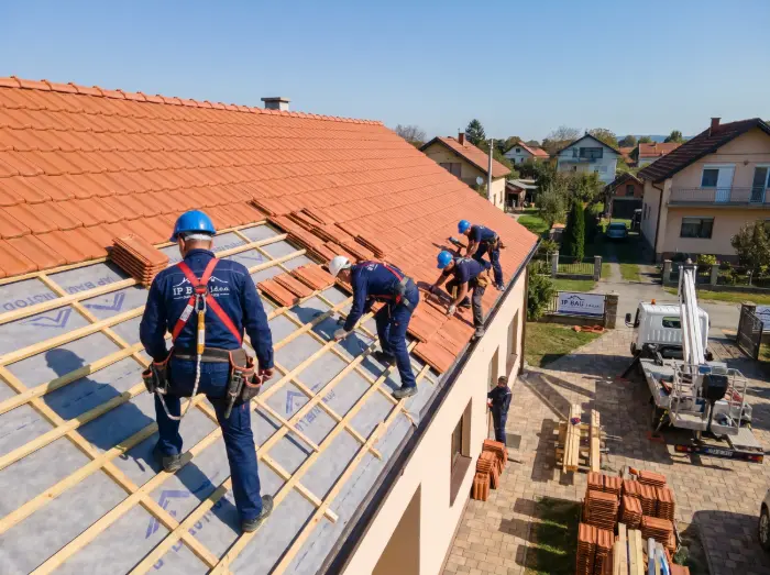 Zašto su krovne folije i paropropusne membrane obavezne kod novog krova? 4 Tim krovopokrivača na krovu kuće u Đakovu - Krovopokrivač Đakovo - IP BAU