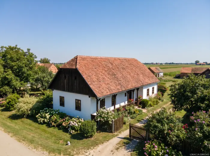 Kosi krov i ravni krov usporedba: Prednosti, mane i razlike u izradi 1 Tradicionalni kosi krov na kući u Slavoniji - Krovopokrivač Đakovo - IP BAU