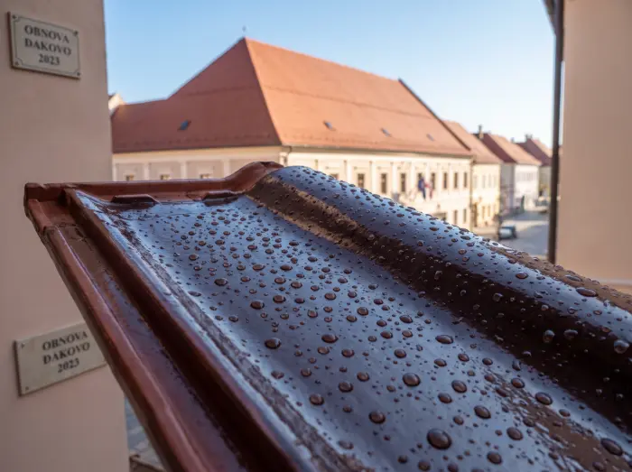 Priprema krova za solarne panele | IP BAU 5 Izrazito bliski kadar svježe silikoniziranog crijepa - Izrada krova Đakovo - IP BAU