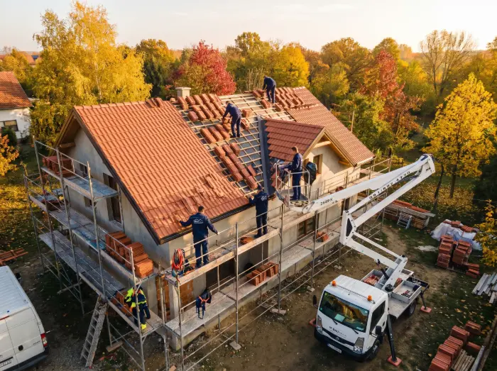 Koje je najbolje doba godine za zamjenu krova u hrvatskoj? 3 Majstori IP BAU postavljaju crijep u jesen - Izrada krova Đakovo - IP BAU