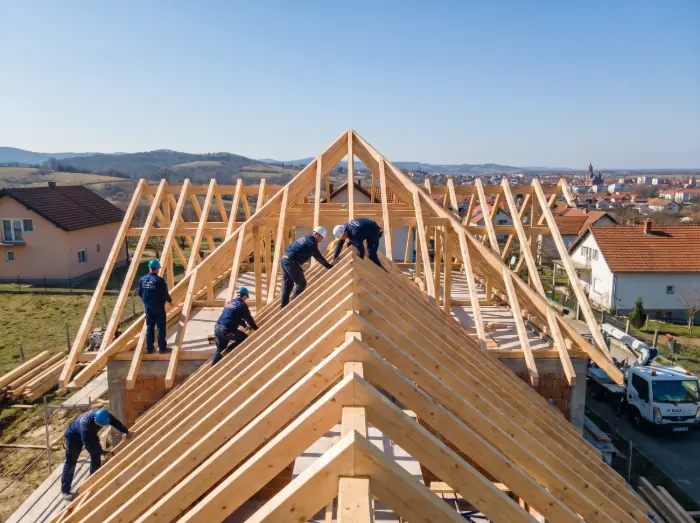 Zašto je ventilacija krova presudna za dugovječnost drvene građe? 1 Majstori tvrtke IP BAU rade na drvenoj konstrukciji krova - Izrada krova Đakovo - IP BAU