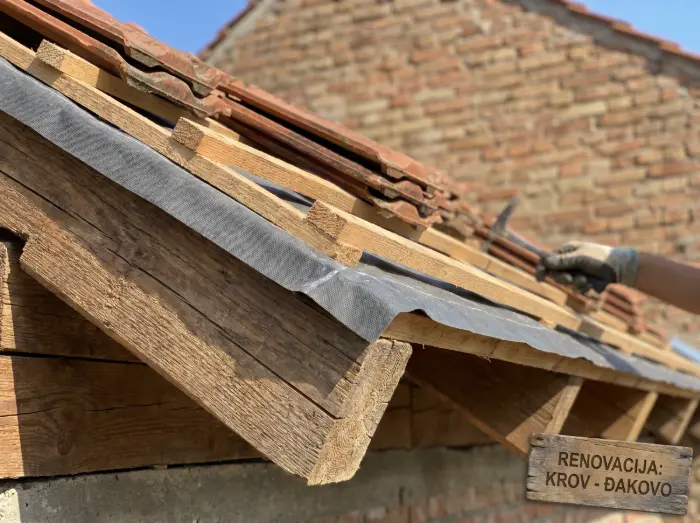 Zašto je ventilacija krova presudna za dugovječnost drvene građe? 2 Prikaz ventilacije ispod crijepa s kontraletvama - Izrada krova Đakovo - IP BAU