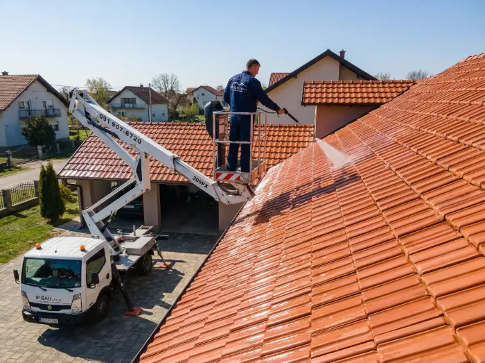 Zamke nerealno jeftinih ponuda za popravak i izradu krova 7 Stručni radnici IP BAU nanose zaštitni silikonski premaz na temeljito očišćen krov - Krovopokrivač Đakovo - IP BAU
