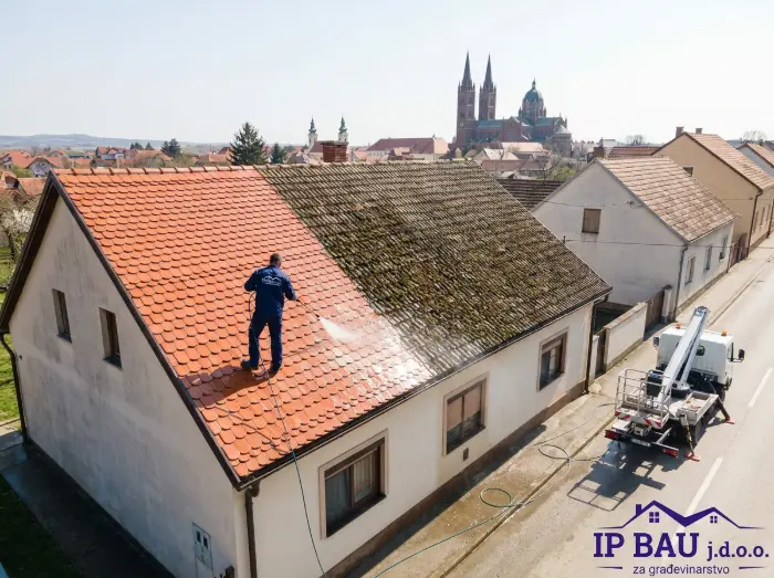 Ugradnja snjegobrana na krov: Vrste, ugradnja i zašto su zimi obavezni? 6 Visokotlačno pranje starog krova od crijepa - Krovopokrivač Đakovo - IP BAU
