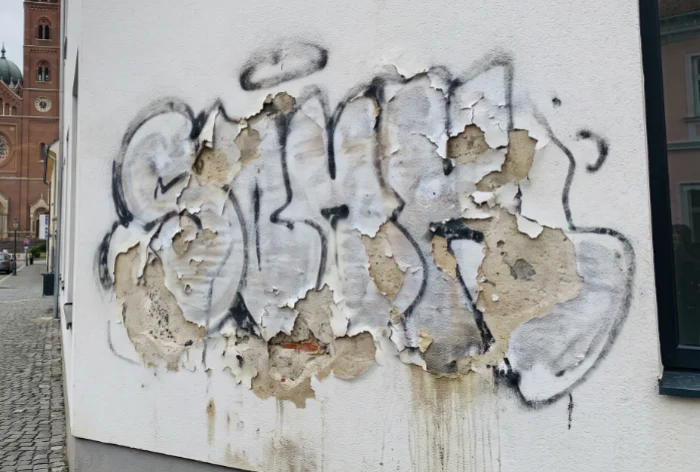 Uklanjanje Grafita i Antigrafitna Zaštita Đakovo: Stanite na kraj vandalima! 2 IP BAU - Uklanjanje grafita Đakovo i Antigrafitna zaštita Đakovo - Dubinsko oštećenje fasade
